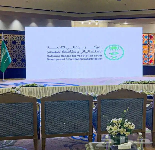 شاشات LED إعلانية منحنية للمؤتمرات والمعارض 6