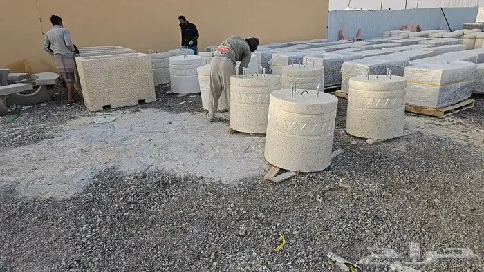 كراسي خرسانية مصدات حواجز احواض زهور قواعد اناره سلات ماهل 11