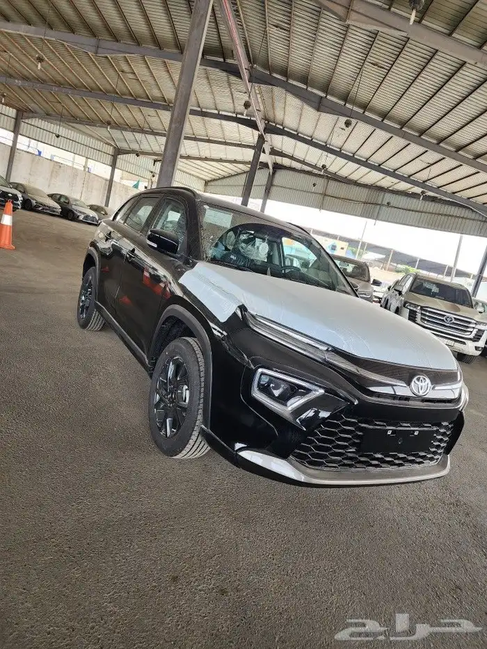 تويوتا اوربان2025 اسود 4