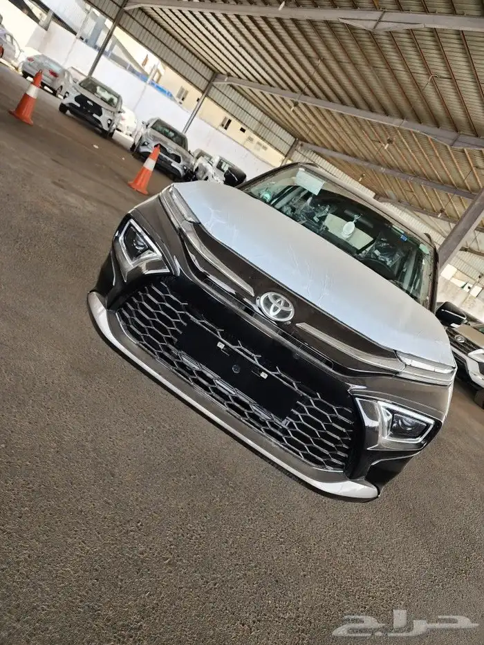 تويوتا اوربان2025 اسود 7