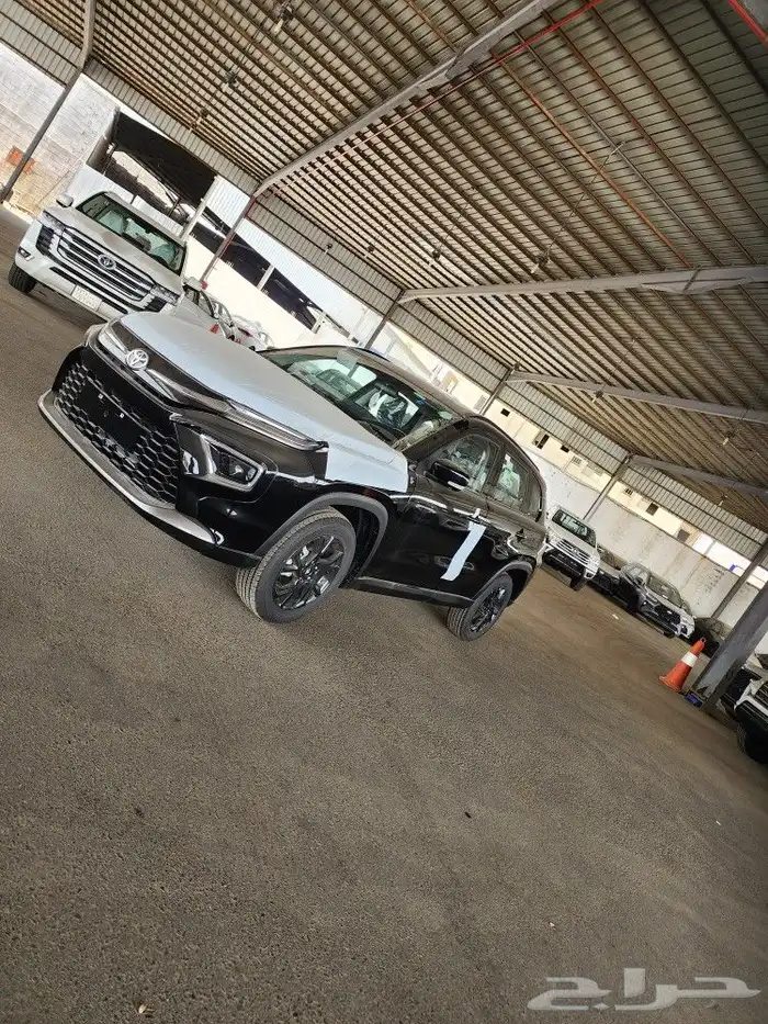 تويوتا اوربان2025 اسود 1