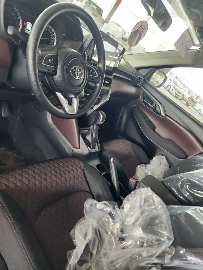 تويوتا اوربان2025 اسود 2