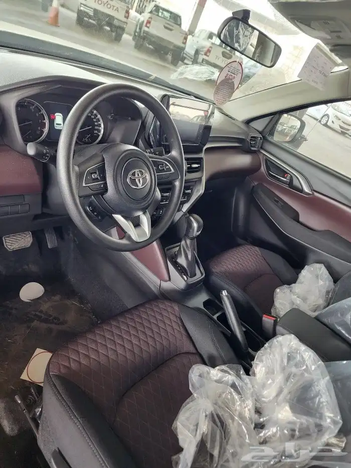 تويوتا اوربان2025 اسود 6