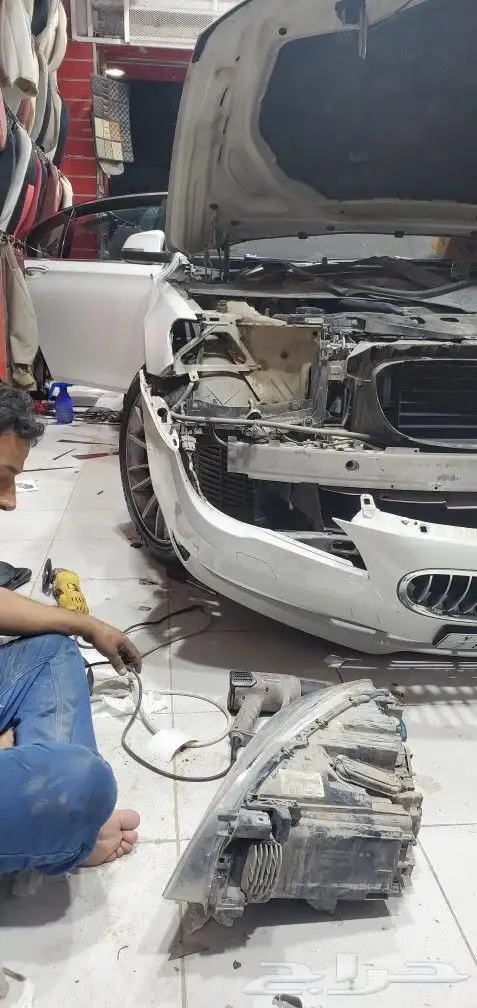 تغير غطا بي ام دبليو مع تلميع الشمعه من الداخل 14