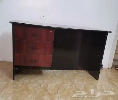 طاولة بنية بسعر رمزي 0