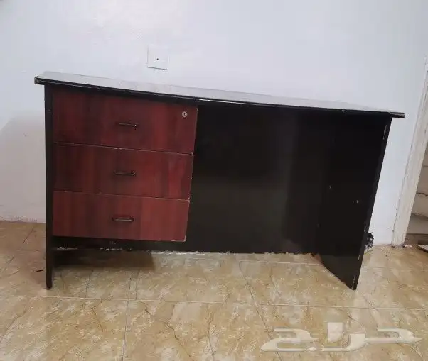 طاولة مكتب بنية قوية جدااا من غير قفل بسعر رمزي 0