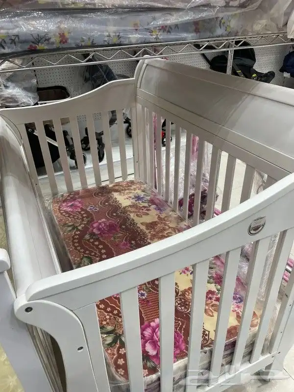 سرير أطفال ينفتح على سرير الأم 4