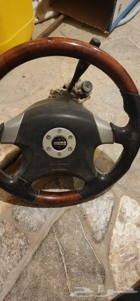 طارة مومو منقوش عليها نيسان 0