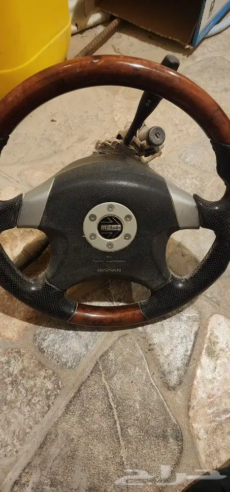طارة مومو منقوش عليها نيسان 1