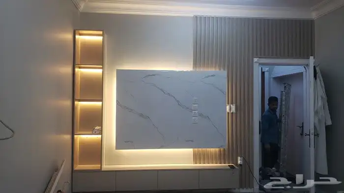 ديكور شاشه مع اناره مع طاوله مع بديل خشب مع بديل شيبورد 4