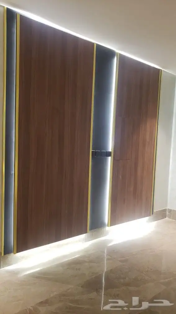 ديكور شاشه مع اناره مع طاوله مع بديل خشب مع بديل شيبورد 2