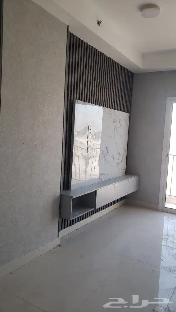 ديكور شاشه مع اناره مع طاوله مع بديل خشب مع بديل شيبورد 8