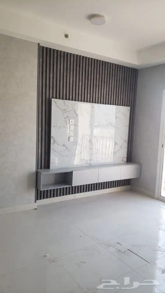 ديكور شاشه مع اناره مع طاوله مع بديل خشب مع بديل شيبورد 6