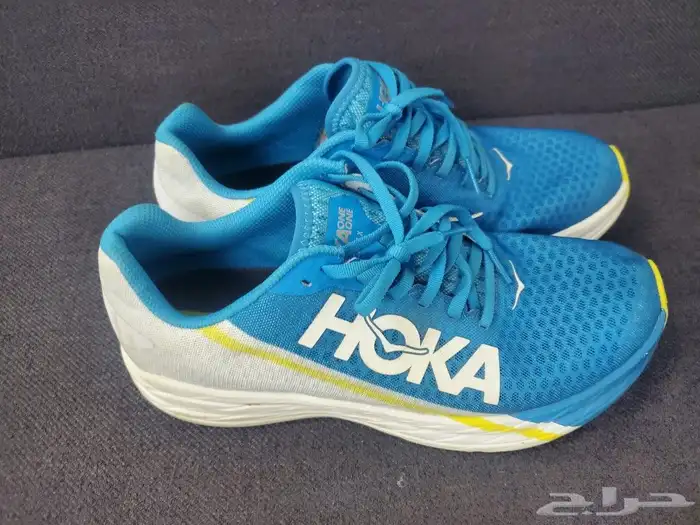 جزمة رياضية من شركة HOKA 4