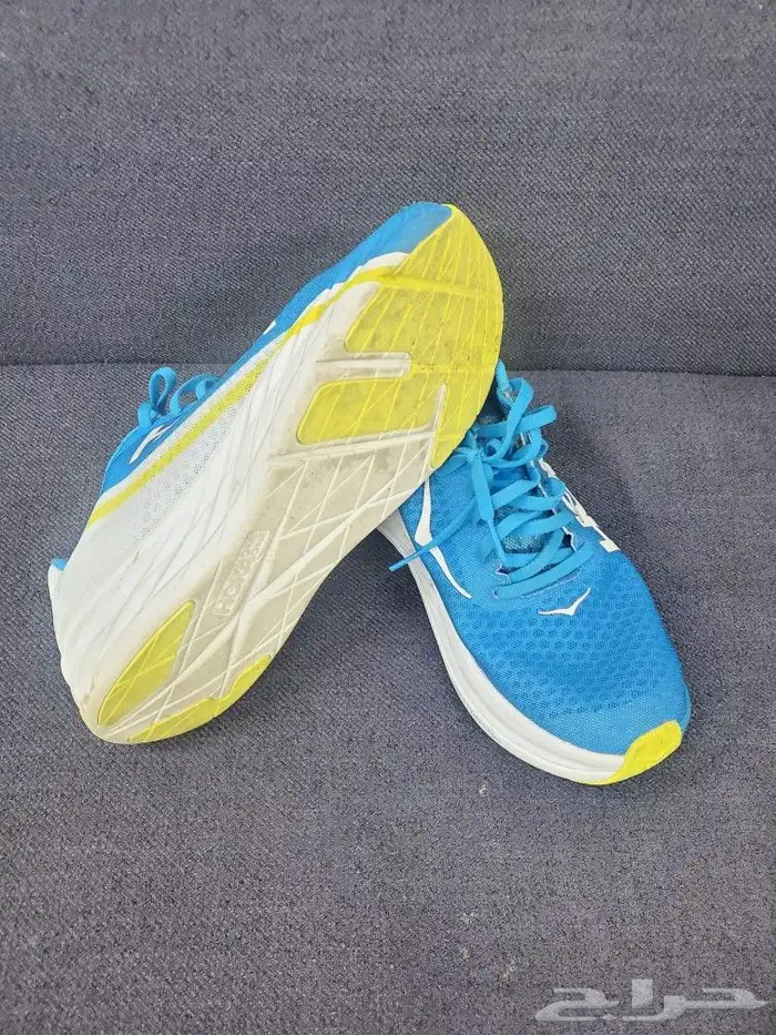 جزمة رياضية من شركة HOKA 3