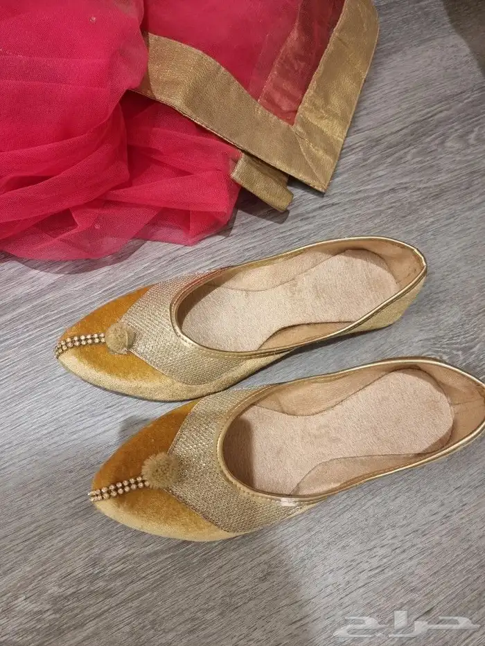 بدله جديده لم تستخدم لون جميل مكونه من ثلاث قطع وخذاء 0