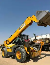 للايجار رافعة تلسكوبيه بوم لودر مديلات حديثه سفتي 1