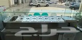 ثلاجة سلطات مع صحون فوق الطاولة 0