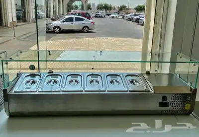 ثلاجة سلطات مع صحون فوق الطاولة 1
