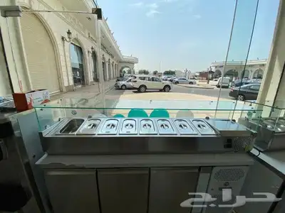 ثلاجة سلطات مع صحون فوق الطاولة 3