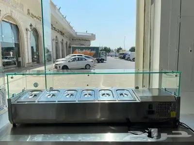 ثلاجة سلطات مع صحون فوق الطاولة 4