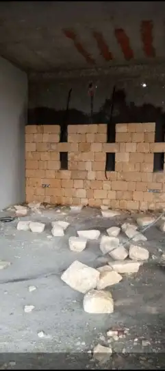 يوجد لدينا توريد وتركيب الحجر اطبيعي بنا مجلس 8