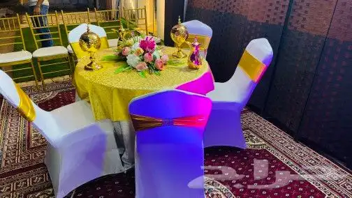 كراسي ذهبية وشفافة وطاولات 5