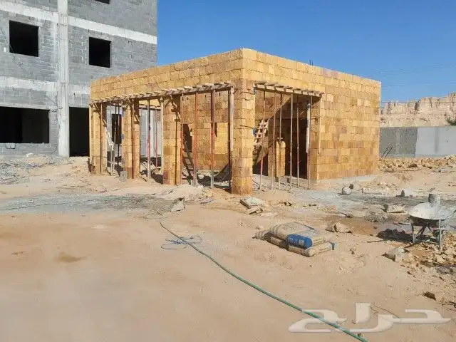 يوجد لدينا توريد وتركيب الحجر اطبيعي بنا مجلس 6