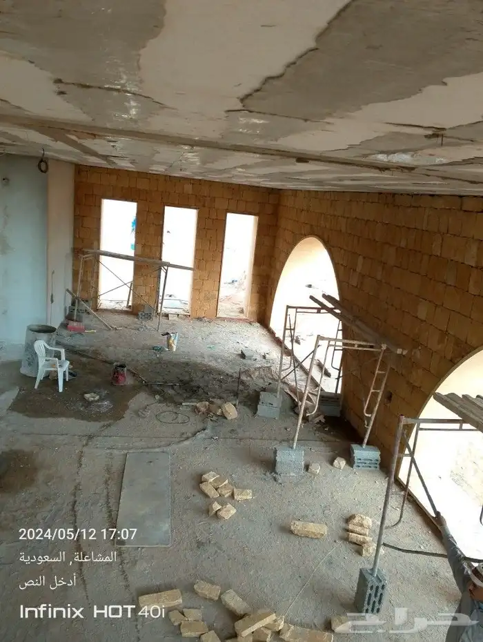 يوجد لدينا توريد وتركيب الحجر اطبيعي بنا مجلس 1