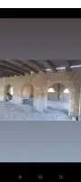 يوجد لدينا توريد وتركيب الحجر اطبيعي بنا مجلس 7