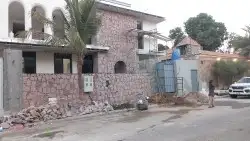 معلم حجر صغير وكبير بالمعدات 2