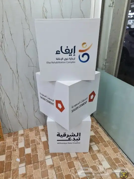 تصميم و طباعة بوكسات بوكس صندوق عرض مع ستيكر ستكر تورس كامري 0