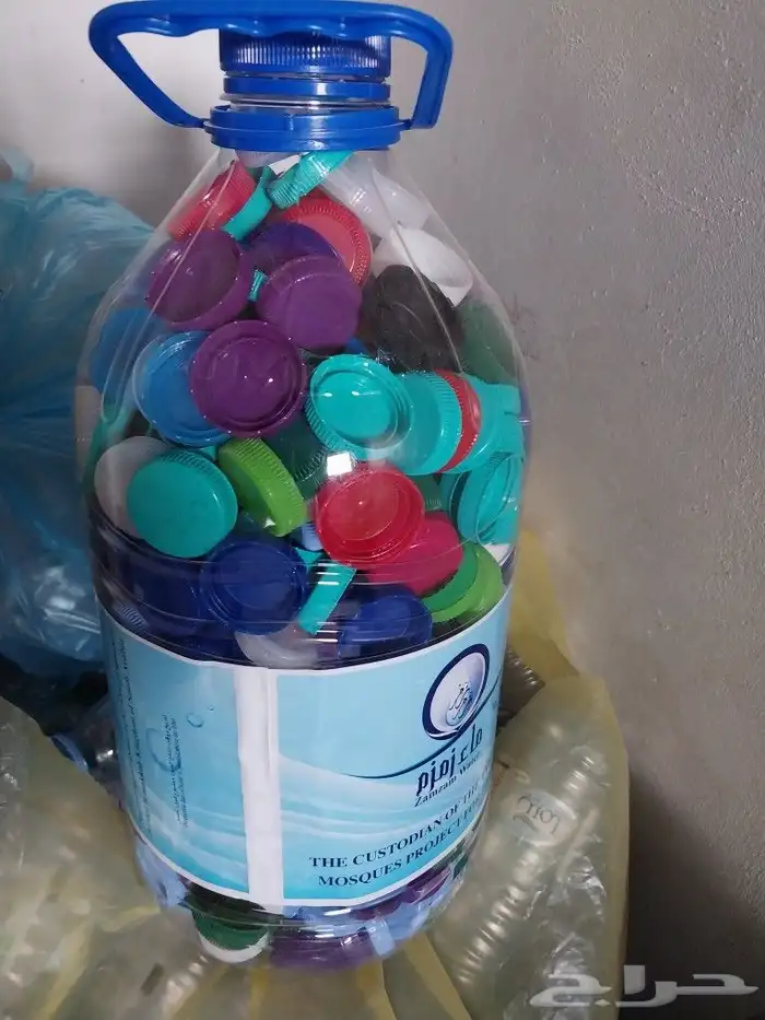 علب ماء فارغة 0