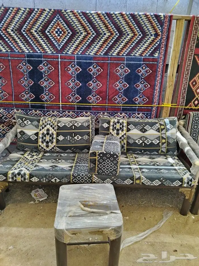 طاولات وكراسي 0