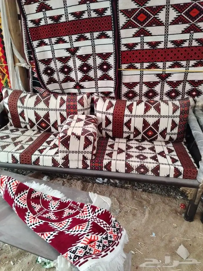 طاولات وكراسي 4