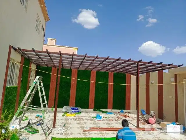 مضلات وجلسات خاصه وديكورات بديل خشب وتركيب عشب صناعي 1