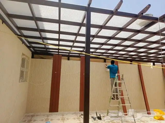 مضلات وجلسات خاصه وديكورات بديل خشب وتركيب عشب صناعي 7