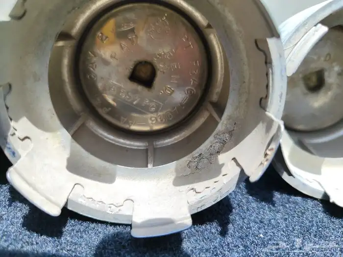 غطاء فورد اصلي وكاله مستخدم جنط فورد فكتوريا(الخلية) 13