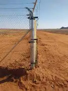 تسوير المزارع والأراضي البيضاء وتركيب شبوك الملاعب وتركيب ال 5