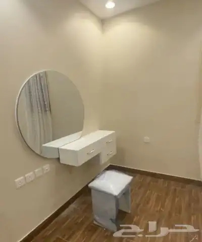 دولاب ملابس و طاولات و بلازمه 23