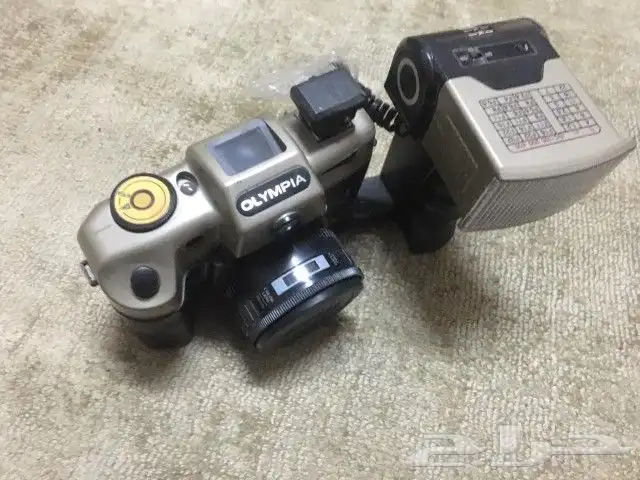 كاميرا تصوير قديمة مع الشنطة بدون فلم مناسبه للزينة 3