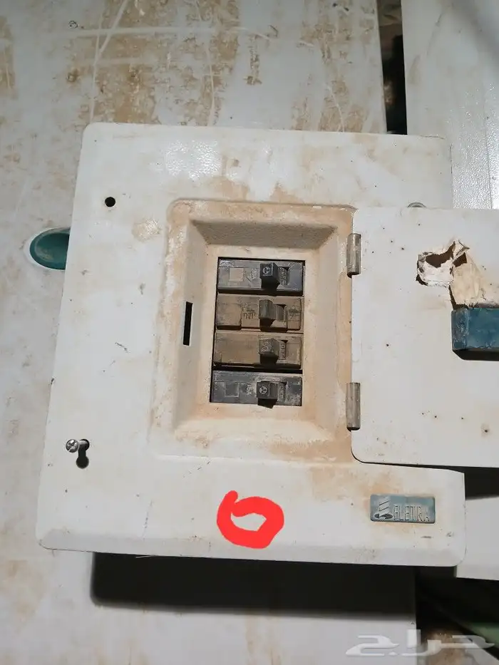 طبلون كهرباء عدادات ومنظمات هواء غطاسات قواطع 7