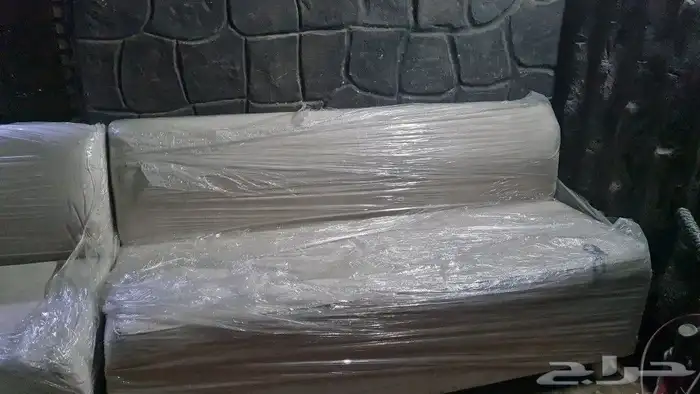 كنب تفصيل شبه جديد يوجد لون زهر وابيض للبيع لأعلى 1