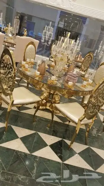 كنب تفصيل شبه جديد يوجد لون زهر وابيض للبيع لأعلى 2