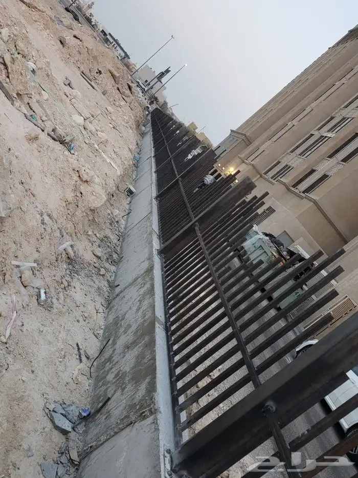 تسوير الاراضي البيضا حسب اشتراطات البلديه. 1