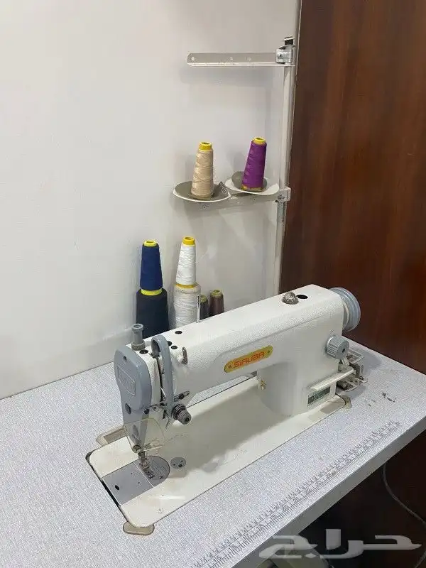 مكينة خياطه مع الطاوله أستخدام بسيط نظيف وعلى الشرط 0