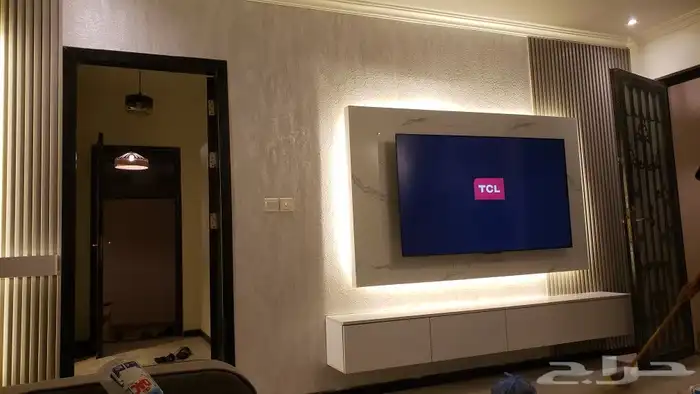 خلفية شاشه مع بديل الخشب مع البروفايل مع طاوله تلفزيون مع ال 0
