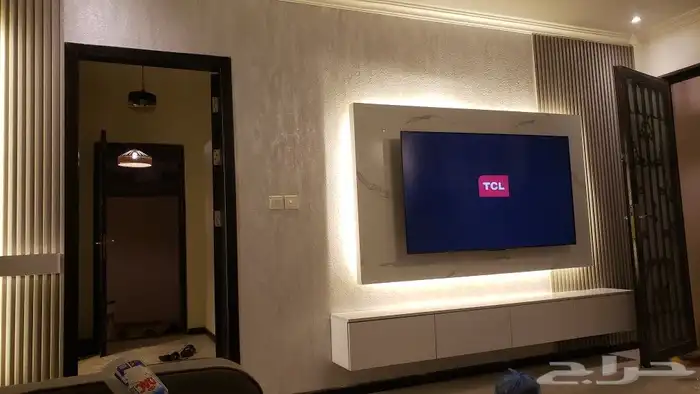 خلفية شاشه مع بديل الخشب مع البروفايل مع طاوله تلفزيون مع ال 4