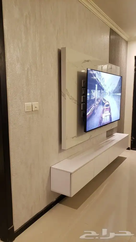 خلفية شاشه مع بديل الخشب مع البروفايل مع طاوله تلفزيون مع ال 2