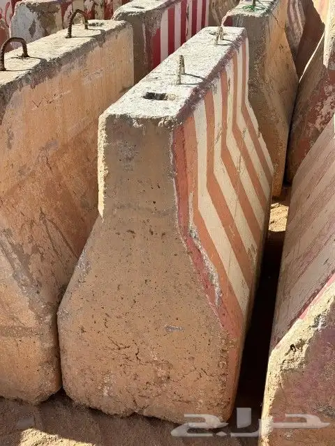 حواجز خرسانيه مستخدمه 0